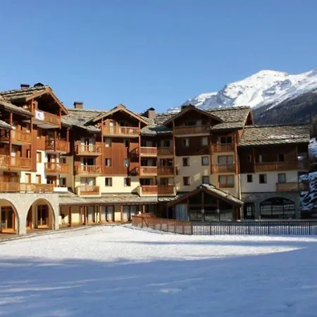 4 Pers. Pied Des Pistes Avec Piscine Et Parking, Lanslebourg-val Cenis - Fr-1-508-251 Apartment